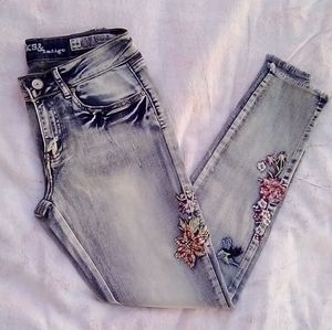 •NWOT• Rocks & Indigo Embroidered Crop Jeans